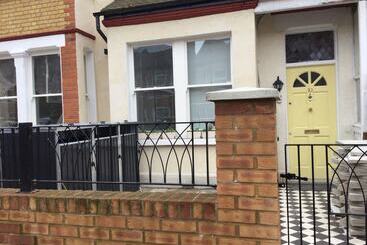 膳宿费 Tdm Bachelot Lettings Ltd