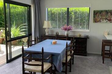 ペンション The Gate House