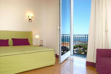 هتل آپارتمان Residence Gli Angioini Srl