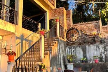 ベッドアンドブレックファースト Ej’s Frontyard  The Home Cafe & Stay