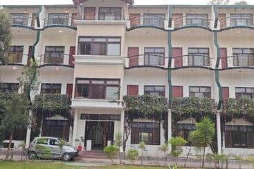 בית מלון כפרי Shivraj Sattal Lake View