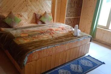 Rb Hotel & Resturant