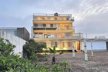 تختخواب و صبحانه Yolo House Beach