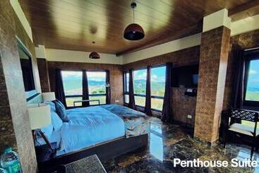 Отель Poles Apart