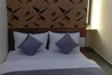 בית מלון כפרי Sg Ac Rooms Vadodara