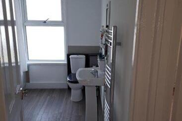 بنسيون Double Room Near London Seven Kings Train Station