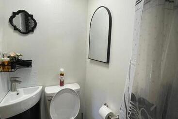 펜션 Petite Guesthouse With Kitchenette And Private Bathroom