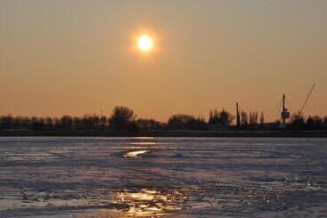 پانسیون Private Eco Wooden Studio With Bath And Bikes And Garden