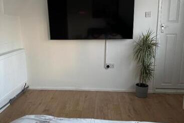Пансион Self Contained En Suite Room Very Close To Wembley Stadium