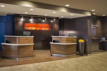 酒店 Courtyard Airport By Marriott