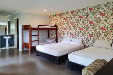 ホテル Reddoorz @ Padi Beach Resort Oton Iloilo