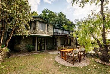 בית מלון כפרי Mountain Quail Lodge