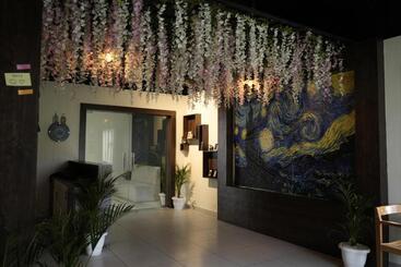 Отель The Monarch