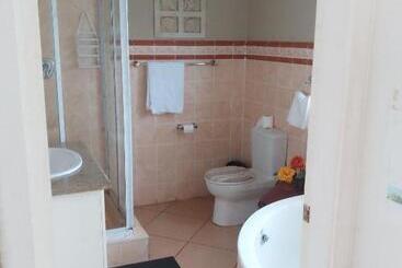 פנסיון Aloe Inn Guesthouse