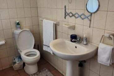 פנסיון Squirrels Guest House