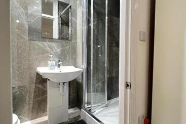 Пансион Stayeasy En Suite London