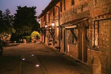 Farmhouse With Swimming Pool Surrounded By Greenery In San Donato Fronzano, Apartments With Air Cond