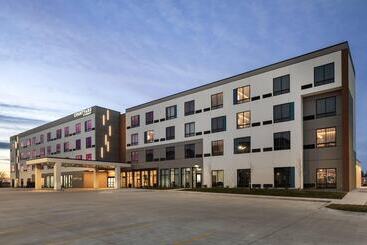 هتل Courtyard by Marriott Bettendorf