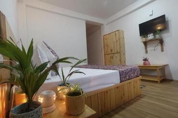 فندق Dev Inn With Heated Room And Scenic Balcony
