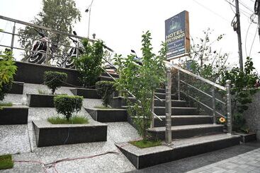 Отель Priyanka International