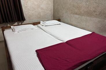 Hotel Staymaker Naik Residency