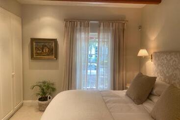 بنسيون Constantia Cottage