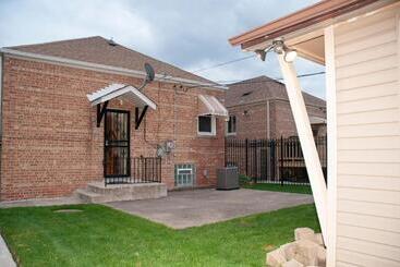 پانسیون 3 Bedroom, 2 Bathroom, Full Finished Basement Bungalow, Near Oaklawn