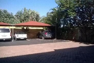 Пансион Room In Guest Room   Ezulwini Guest House   Queen Room With Balcony For 2 Guests In Ballito