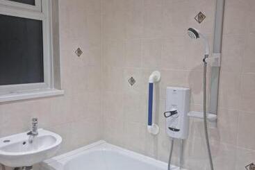 بنسيون Spacious & Comfortable Ensuite Room In Lovely Home