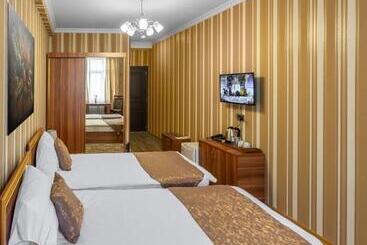 هتل Arivainn Center