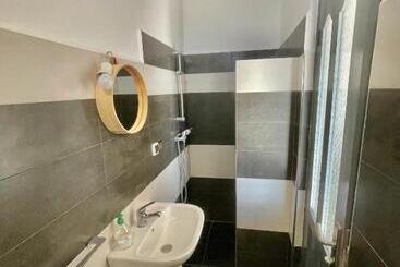 هتل Chill House Surf Camp