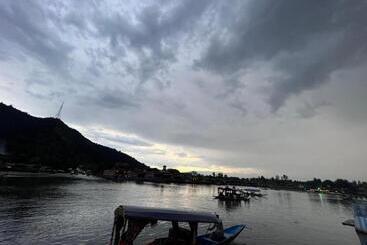 ホテル Floating Luxury Group Of Houseboats