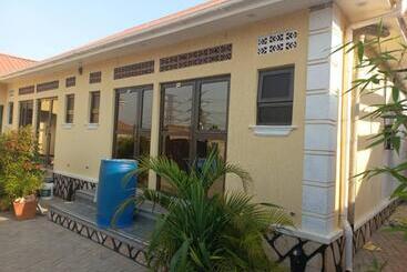 هتل Nandi Guest House