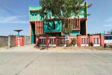 בית מלון כפרי Oyo 93304 Wisma La Oda Syariah