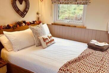 The Original Sleeping Giant Lodge Farm Stay, Meet The Animals