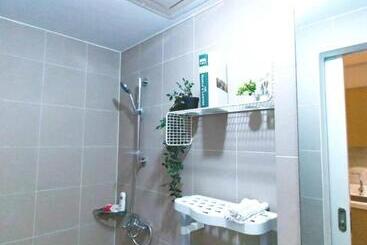 هتل آپارتمان Cozy Oasis, Mountain + Skyline View, Free Pool