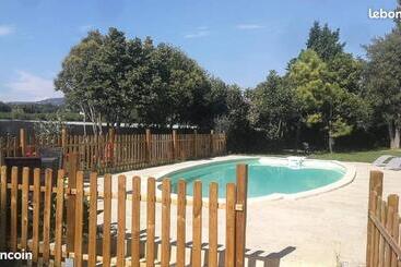 مبيت وإفطار Chambres D Hôtes Et Cuisine Commune, Domaine Les Peupliers, Lagnes