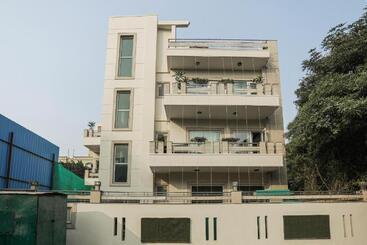 هتل Loomstay Royal Residency