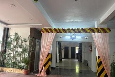 호텔 Royal Grand Inn