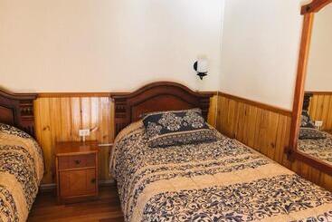 ペンション Hostal Collins House