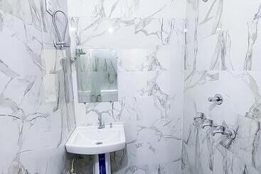 Roomshala 121 Hotel Classic  Hazrat Nizamuddin Railway Station