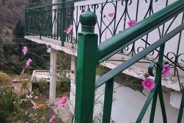 فندق صغير L Ashrum Cafe & Inn