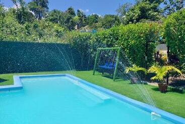 تختخواب و صبحانه The Aquaville Rush Apartment