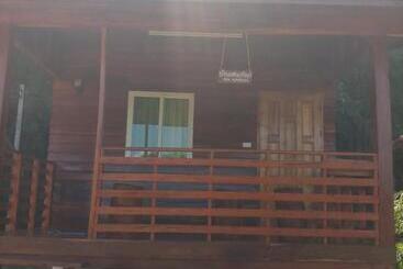 פנסיון เฮือนริมทุ่งมีแสน