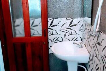 Пансион Black And White Kandy Guest House 01