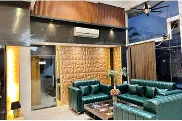 Отель The Golden Oyster, Dehradun