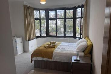 בית מלון כפרי Apex Luxuries