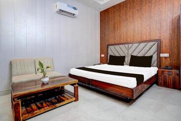 Отель O Golden Roof