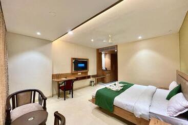 ホテル Rockbay ! Puri, Swimming Pool Lift And Parking Facility Near Sea Beach & Temple Breakfast Included