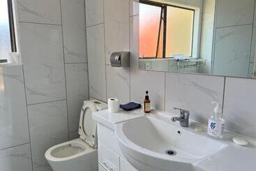 ペンション 4 Beds Including 2 Double Beds, 1 Single Bed, And 1 Double Sofa Bed In A Small 1 Bedroom And 1 Loung